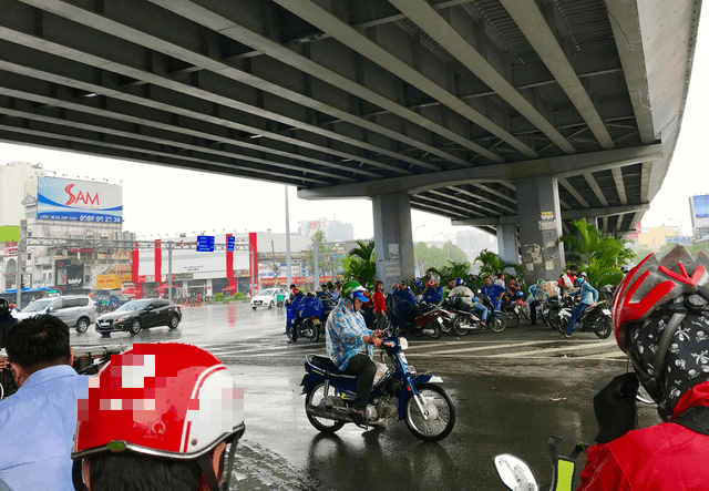 Nhiều người trú mưa dưới gầm cầu vượt ở TP.HCM